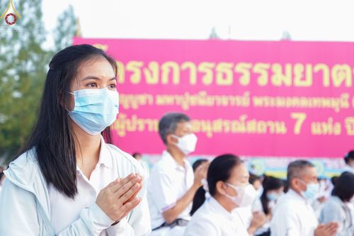 ภาพ No.70515:พิธีตักบาตรพระธรรมยาตราฯ ในโครงการธรรมยาตรากตัญญูบูชา มหาปูชนียาจารย์ พระมงคลเทพมุนี(สด จนฺทสโร) พระผู้ปราบมาร ปีที่ 11 ณ อนุสรณ์สถานลำดับที่ 2 สถานที่ตั้งมโนปณิธานบวชตลอดชีวิต อนุสรณ์สถานคลองบางนางแท่น อ.สามพราน จ.นครปฐม วันที่ 14 มกราคม พ.ศ. 2566