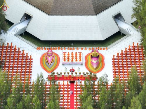 ภาพ No.69320:พิธีจุดประทีปถวายเป็นพุทธบูชา และบูชาธรรมมหาปูชนียาจารย์ ในโครงการธรรมยาตรากตัญญูบูชา มหาปูชนียาจารย์ พระมงคลเทพมุนี(สด จนฺทสโร) พระผู้ปราบมาร ปีที่ 11 ณ อนุสรณ์สถานมหาวิหารพระมงคลเทพมุนี อ.สองพี่น้อง จ.สุพรรณบุรี