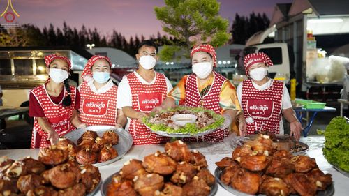 ภาพ No.71301:พิธีถวายภัตตาหารเป็นสังฆทาน แด่คณะพระธรรมยาตราฯ ในโครงการธรรมยาตรากตัญญูบูชา มหาปูชนียาจารย์ พระมงคลเทพมุนี(สด จนฺทสโร) พระผู้ปราบมาร อนุสรณ์สถาน 7 แห่ง ปีที่ 11 วันที่ 15 มกราคม พ.ศ. 2566