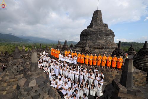 ภาพ No.330055:วันที่ 27-29 พฤษภาคม พ.ศ.2569 MBMI Tangerang (Majelis Agama Buddha Mahanikaya) ได้มีการเตรียมงานเพื่อจัดงานวิสาขบูชานานาชาติ  ชึ่งในงานจะมีการจุดประทีปโคมลาน โคมลอย กว่า 20,000 ดวง  เพื่อน้อมถวายเป็นพุทธบูชา และเพื่อเป็นการกระชับสัมพันธมิตรภาพ