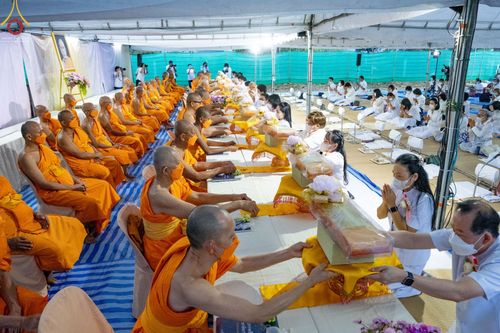 ภาพ No.69981:พิธีถวายภัตตาหารเป็นสังฆทาน แด่คณะพระธรรมยาตราฯ ในโครงการธรรมยาตราฯ ปีที่ 11 ณ อนุสรณ์สถานมหาวิหารพระมงคลเทพมุนี อ.สองพี่น้อง จ.สุพรรณบุรี วันที่ 10 มกราคม พ.ศ. 2566