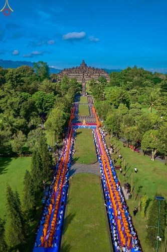 ภาพ No.68362:พิธีตักบาตร ณ พระมหาเจดีย์บรมพุทโธ ประเทศอินโดนีเซีย วันที่ 18 ธันวาคม พ.ศ. 2565