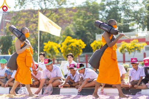 ภาพ No.106129:พิธีต้อนรับพระธรรมยาตรา ชุด 2 ในโครงการธรรมยาตรากตัญญูบูชา มหาปูชนียาจารย์  พระมงคลเทพมุนี(สด จนฺทสโร) พระผู้ปราบมาร  อนุสรณ์สถาน 7 แห่ง ปีที่ 12  วันที่ 3 มกราคม พ.ศ. 2567  ณ อนุสรณ์สถานโลตัสแลนด์ จ.สุพรรณบุรี