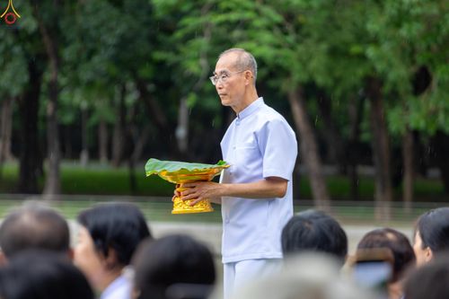 ภาพ No.330612:วันที่ 30 พฤษภาคม พ.ศ.2569 พิธีตัดปอยผมและปลงผม อุบาสกอุปสมบทอุทิศชีวิต 11 ท่าน (ภาพชุดที่ 2) ณ โบสถ์พระไตรปิฎก วัดพระธรรมกาย จังหวัดปทุมธานี