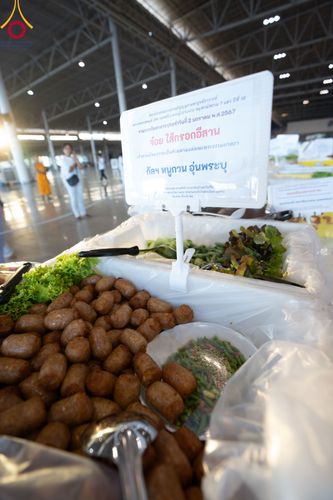 ภาพ No.105405:พิธีถวายภัตตาหารเป็นสังฆทาน แด่คณะพระธรรมยาตราฯ ในโครงการธรรมยาตรากตัญญูบูชา มหาปูชนียาจารย์ พระมงคลเทพมุนี(สด จนฺทสโร) พระผู้ปราบมาร อนุสรณ์สถาน 7 แห่ง ปีที่ 12 วันที่ 2 มกราคม พ.ศ. 2567 ณ สภาธรรมกายสากล วัดพระธรรมกาย