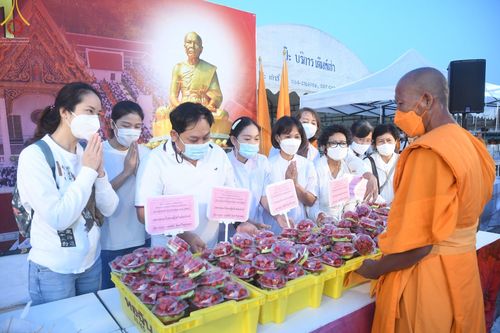 ภาพ No.73757:พิธีถวายภัตตาหารเป็นสังฆทาน แด่คณะพระธรรมยาตราฯ ในโครงการธรรมยาตรากตัญญูบูชา มหาปูชนียาจารย์ พระมงคลเทพมุนี(สด จนฺทสโร) พระผู้ปราบมาร อนุสรณ์สถาน 7 แห่ง ปีที่ 11 วันที่ 22 มกราคม พ.ศ. 2566