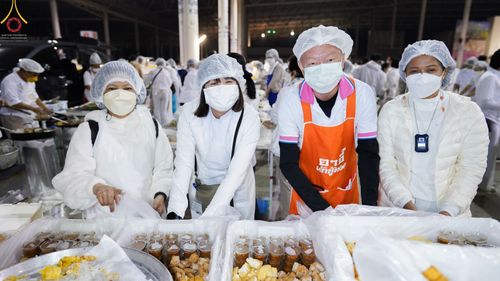 ภาพ No.75120:พิธีถวายภัตตาหารเป็นสังฆทาน แด่คณะพระธรรมยาตราฯ ในโครงการธรรมยาตรากตัญญูบูชา มหาปูชนียาจารย์ พระมงคลเทพมุนี(สด จนฺทสโร) พระผู้ปราบมาร อนุสรณ์สถาน 7 แห่ง ปีที่ 11 วันที่ 31 มกราคม พ.ศ. 2566