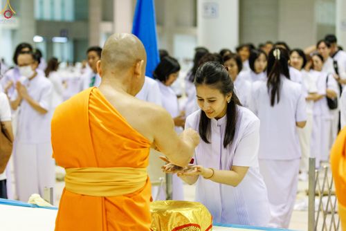 ภาพ No.311651:วันอาทิตย์ต้นเดือนที่ 1 มีนาคม พ.ศ.2569 สัมมนาพิเศษ พิธีมอบรูปหล่อโลหะหลวงปู่วัดปากน้ำ พระมงคลเทพมุนี พิธีมุทิตาสักการะในโอกาสพระครูปลัดรัตนวีรวัฒน์(รังสฤษดิ์ อิทธิจินฺตโก) เจ้าอาวาสวัดพระธรรมกาย  ดำรงตำแหน่งเป็น “ที่ปรึกษาเจ้าคณะจังหวัดปทุมธานี”  ณ ห้อง