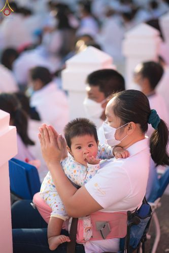 ภาพ No.73658:พิธีตักบาตรพระธรรมยาตราฯ ในโครงการธรรมยาตรากตัญญูบูชา มหาปูชนียาจารย์ พระมงคลเทพมุนี(สด จนฺทสโร) พระผู้ปราบมาร ปีที่ 11 ณ อนุสรณ์สถานลำดับที่ 4 สถานที่เกิดด้วยกายธรรม วัดโบสถ์ (บน) บางคูเวียง อ.บางกรวย จ.นนทบุรี วันที่ 22 มกราคม พ.ศ. 2566