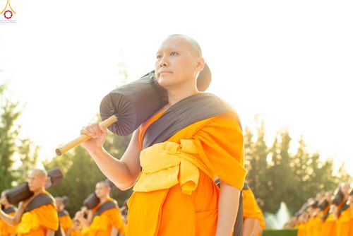 ภาพ No.281657:วันที่ 24 ธันวาคม พ.ศ.2568 พระธรรมยาตรา ปฏิบัติธรรม และถ่ายภาพหมู่ประวัติศาสตร์ ณ ลานหน้ามหาวิหารพระมงคลเทพมุนีฯ วัดพระธรรมกาย