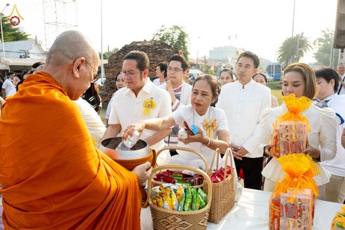 ภาพ No.318080:วันเสาร์ที่ 4 เมษายน พ.ศ. 2569 งานทำบุญเมืองใจกลางอยุธยา  ตักบาตรพระ 1,109 รูป ณ ถนนชีกุน หน้าวัดมหาธาตุ และวัดราชบูรณะ