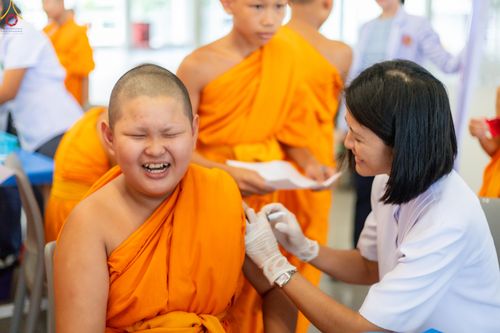 ภาพ No.331892:วันที่ 5 พฤษภาคม พ.ศ.2569 ศูนย์การแพทย์บุญรักษา ร่วมกับคลินิกใจใส จัดถวายวัคซีนป้องกันไข้หวัดใหญ่  แด่คณะพระภิกษุสามเณรกว่า 500 รูป