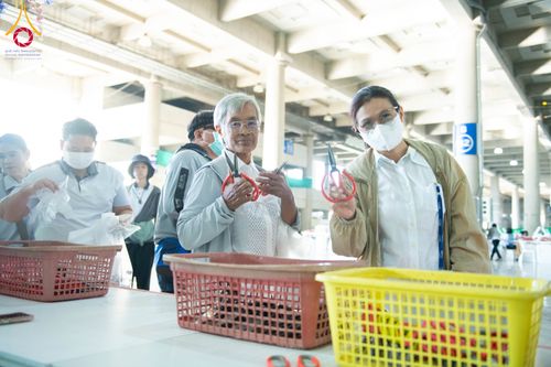 ภาพ No.279421:วันที่ 19-26 ธันวาคม พ.ศ. 2568 และ วันที่ 1 มกราคม พ.ศ.2569 รับบุญปลิดกลีบดอกไม้ เพื่อโปรยต้อนรับพระธรรมยาตรา