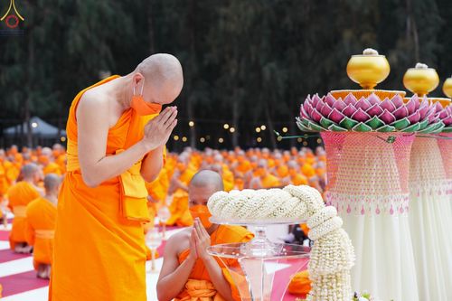 ภาพ No.69436:พิธีจุดประทีปถวายเป็นพุทธบูชา และบูชาธรรมมหาปูชนียาจารย์ ในโครงการธรรมยาตรากตัญญูบูชา มหาปูชนียาจารย์ พระมงคลเทพมุนี(สด จนฺทสโร) พระผู้ปราบมาร ปีที่ 11 ณ อนุสรณ์สถานมหาวิหารพระมงคลเทพมุนี อ.สองพี่น้อง จ.สุพรรณบุรี