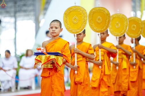 ภาพ No.338933:วันอาทิตย์ที่ 12 กรกฎาคม พ.ศ.2569 พิธีมุทิตาผู้สอบได้เปรียญธรรม ประโยค 1-2 ถึง ป.ธ.9 และ บ.ศ.1-2 ถึง บ.ศ.6 สำนักศาสนศึกษาวัดพระธรรมกาย ประจำปี 2569, พิธีมอบตราตั้งแต่งตั้งอาจารย์ใหญ่ สำนักศาสนศึกษาวัดพระธรรมกาย