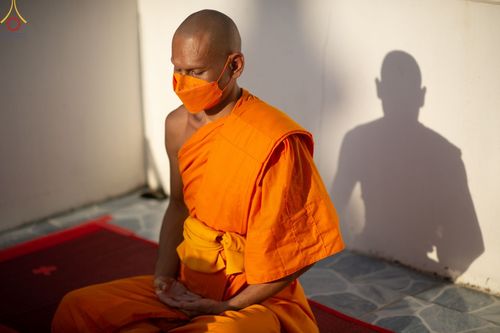 ภาพ No.73377:พิธีจุดประทีปถวายเป็นพุทธบูชา และบูชาธรรมมหาปูชนียาจารย์ ในโครงการธรรมยาตรากตัญญูบูชา มหาปูชนียาจารย์ พระมงคลเทพมุนี(สด จนฺทสโร) พระผู้ปราบมาร ปีที่ 11 ณ อนุสรณ์สถานลำดับที่ 4 สถานที่เกิดด้วยกายธรรม วัดโบสถ์ (บน) บางคูเวียง อ.บางกรวย จ.นนทบุรี วันที่ 21 