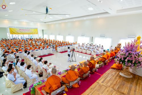 ภาพ No.70331:พิธีเจริญพระพุทธมนต์ ปฏิบัติธรรม มอบทุนการศึกษา ถวายสังฆทาน 139 วัด เพื่อถวายเป็นพุทธบูชา และขับเคลื่อนโครงการหมู่บ้านรักษาศีล 5 โดยคณะสงฆ์จังหวัดสุพรรณบุรี คณะศิษยานุศิษย์วัดพระธรรมกาย โครงการธรรมยาตรา ปีที่ 11 วันที่ 7 มกราคม พ.ศ. 2566 ณ ศูนย์ปฏิบัติธร