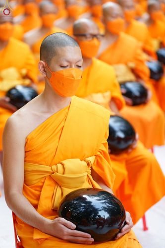 ภาพ No.69668:พิธีตักบาตรพระธรรมยาตราฯ ในโครงการธรรมยาตรากตัญญูบูชา มหาปูชนียาจารย์ พระมงคลเทพมุนี(สด จนฺทสโร) พระผู้ปราบมาร ปีที่ 11 ณ อนุสรณ์สถานลำดับที่ 1 สถานที่เกิดด้วยรูปกายเนื้อ อนุสรณ์สถานมหาวิหารพระมงคลเทพมุนี อ.สองพี่น้อง จ.สุพรรณบุรี