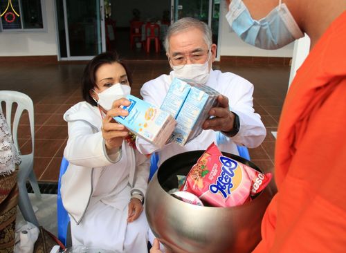 ภาพ No.68548:พิธีเจริญพระพุทธมนต์และตักบาตรพระ ๑,๐๐๐ รูป บำเพ็ญกุศลเพื่อถวายพระพรชัยแด่ สมเด็จพระเจ้าลูกเธอเจ้าฟ้าพัชรกิติยาภา นเรนทิราเทพยวดี กรมหลวงราชสาริณีสิริพัชร มหาวัชรราชธิดา และ ฉลองเมืองลำปาง ๑,๓๔๒ ปี วันศุกร์ที่ ๓๐ ธันวาคม พ.ศ.๒๕๖๕ ณ ศูนย์ปฏิบัติธรรมลำปาง 