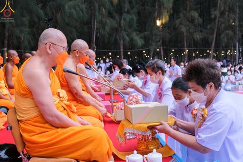 ภาพ No.69577:พิธีตักบาตรพระธรรมยาตราฯ ในโครงการธรรมยาตรากตัญญูบูชา มหาปูชนียาจารย์ พระมงคลเทพมุนี(สด จนฺทสโร) พระผู้ปราบมาร ปีที่ 11 ณ อนุสรณ์สถานลำดับที่ 1 สถานที่เกิดด้วยรูปกายเนื้อ อนุสรณ์สถานมหาวิหารพระมงคลเทพมุนี อ.สองพี่น้อง จ.สุพรรณบุรี