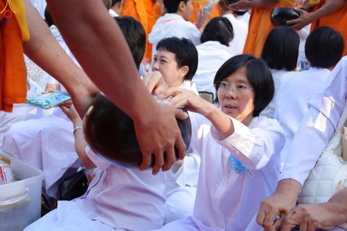 ภาพ No.289413:วันที่ 7 มกราคม พ.ศ. 2569 พิธีตักบาตรพระธรรมยาตรา ณ อนุสรณ์สถานลำดับที่ 1 สถานที่เกิดด้วยรูปกายเนื้อ อนุสรณ์สถานมหาวิหารพระมงคลเทพมุนี (โลตัสแลนด์) อ.สองพี่น้อง จ.สุพรรณบุรี ในโครงการธรรมยาตรา กตัญญูบูชา มหาปูชนียาจารย์ พระมงคลเทพมุนี(สด จนฺทสโร) พระผู้ป