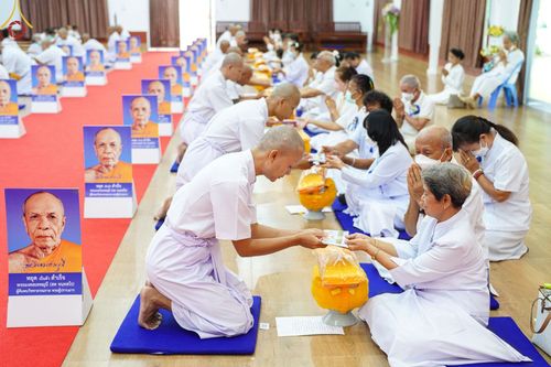 ภาพ No.65440:พิธีขอขมาผู้ปกครอง โดยนาคธรรมทายาท ในโครงการอุปสมบทบูชาธรรม มหาปูชนียาจารย์ประจำปี 2565 วันที่ 19 พฤศจิกายน พ.ศ. 2565 ณ ศูนย์ปฏิบัติธรรมลำปาง