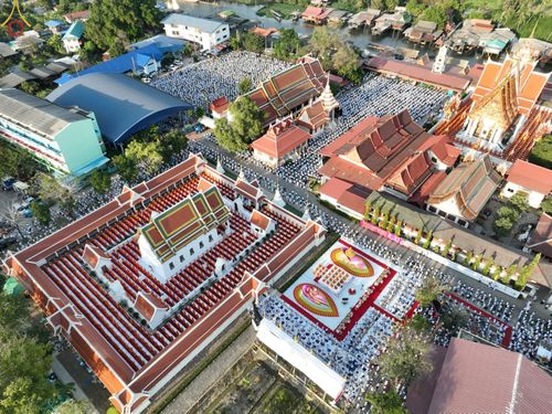 ภาพ No.73233:พิธีจุดประทีปถวายเป็นพุทธบูชา และบูชาธรรมมหาปูชนียาจารย์ ในโครงการธรรมยาตรากตัญญูบูชา มหาปูชนียาจารย์ พระมงคลเทพมุนี(สด จนฺทสโร) พระผู้ปราบมาร ปีที่ 11 ณ อนุสรณ์สถานลำดับที่ 4 สถานที่เกิดด้วยกายธรรม วัดโบสถ์ (บน) บางคูเวียง อ.บางกรวย จ.นนทบุรี วันที่ 21 