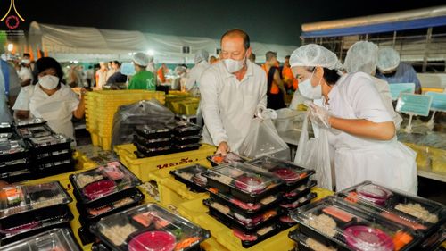 ภาพ No.70983:พิธีถวายภัตตาหารเป็นสังฆทาน แด่คณะพระธรรมยาตราฯ ในโครงการธรรมยาตราฯ ปีที่ 11 ณ อนุสรณ์สถานคลองบางนางแท่น อ.สามพราน จ.นครปฐม วันที่ 13 มกราคม พ.ศ. 2566