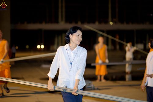 ภาพ No.326945:วันที่ 1 พฤษภาคม พ.ศ.2569 พระภิกษุ สามเณร เจ้าหน้าที่ สาธุชน ร่วมกันเก็บงาน ณ ลานธรรม วัดพระธรรมกาย