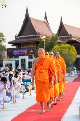 ภาพ No.71861:พิธีจุดประทีปถวายเป็นพุทธบูชา และบูชาธรรมมหาปูชนียาจารย์ ในโครงการธรรมยาตรากตัญญูบูชา มหาปูชนียาจารย์ พระมงคลเทพมุนี(สด จนฺทสโร) พระผู้ปราบมาร ปีที่ 11 ณ อนุสรณ์สถานลำดับที่ 3 สถานที่เกิดใหม่ในเพศสมณะ วัดสองพี่น้อง อ.สองพี่น้อง จ.สุพรรณบุรี วันที่ 17 มกร