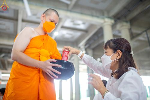 ภาพ No.82913:พิธีตักบาตรฉลองพระบวชใหม่  โครงการธรรมทายาทอุปสมบทหมู่อุดมศึกษา  รุ่นที่50 ภาคฤดูฝน วันเสาร์ที่ 24 มิถุนายน พ.ศ.2566 ณ มหารัตนวิหารคด คอร์ 6 วัดพระธรรมกาย