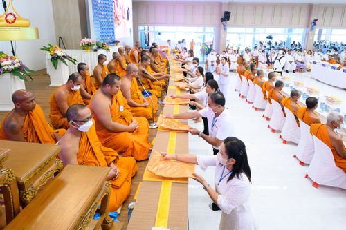 ภาพ No.81233:พิธีถวายสังฆทานแด่คณะสงฆ์ 323 วัด พิธีมอบกองทุนหนุนแรงใจช่วยครูใต้ และพิธีทำบุญอุทิศส่วนกุศลแด่ผู้วายชนม์ในเหตุการณ์ความไม่สงบ ๔ จังหวัดชายแดนภาคใต้  ปีที่ 19 ครั้งที่ 162 วันเสาร์ที่ 27 พฤษภาคม พ.ศ. 2566 ณ ศูนย์ปฏิบัติธรรมภาคใต้ อ.บางกล่ำ จ.สงขลา