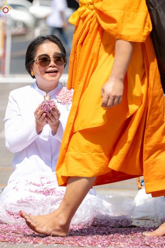 ภาพ No.304634:วันที่ 25 มกราคม พ.ศ. 2569 พิธีต้อนรับพระธรรมยาตรา (ภาพชุดที่ 2) รร.สามัคคีราษฏร์บำรุง-วัดพระธรรมกาย ในโครงการธรรมยาตรา กตัญญูบูชา มหาปูชนียาจารย์ พระมงคลเทพมุนี(สด จนฺทสโร) พระผู้ปราบมาร อนุสรณ์สถาน 7 แห่ง ปีที่ 14