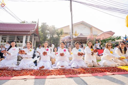 ภาพ No.294982:วันที่ 14 มกราคม พ.ศ. 2569 พิธีต้อนรับพระธรรมยาตรา อนุสรณ์สถานลำดับที่ 4  สถานที่เกิดด้วยกายธรรม ณ วัดโบสถ์บน ต.บางคูเวียง จ.นนทบุรี ในโครงการธรรมยาตรา กตัญญูบูชา มหาปูชนียาจารย์ พระมงคลเทพมุนี(สด จนฺทสโร) พระผู้ปราบมาร อนุสรณ์สถาน 7 แห่ง ปีที่ 14