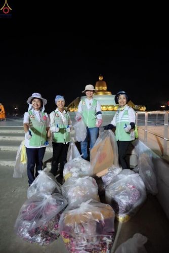 ภาพ No.301644:ภาพเบื้องหลังอาสาสมัครรวมใจ ชุดที่ 4 ในโครงการธรรมยาตรา กตัญญูบูชา มหาปูชนียาจารย์ พระมงคลเทพมุนี(สด จนฺทสโร) พระผู้ปราบมาร อนุสรณ์สถาน 7 แห่ง ปีที่ 14