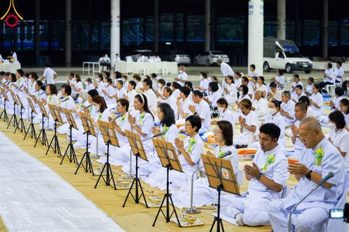 ภาพ No.105531:พิธีถวายภัตตาหารเป็นสังฆทาน แด่คณะพระธรรมยาตราฯ ในโครงการธรรมยาตรากตัญญูบูชา มหาปูชนียาจารย์ พระมงคลเทพมุนี(สด จนฺทสโร) พระผู้ปราบมาร อนุสรณ์สถาน 7 แห่ง ปีที่ 12 วันที่ 3 มกราคม พ.ศ. 2567 ณ สภาธรรมกายสากล วัดพระธรรมกาย