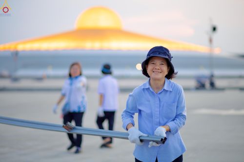 ภาพ No.326920:วันที่ 1 พฤษภาคม พ.ศ.2569 พระภิกษุ สามเณร เจ้าหน้าที่ สาธุชน ร่วมกันเก็บงาน ณ ลานธรรม วัดพระธรรมกาย