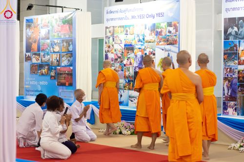 ภาพ No.90753:พิธีบำเพ็ญกุศลสวดพระอภิธรรม  อุบาสกถาวร พรหมถาวร (อุบาสกผู้ปั้นพระ) คืนที่ 3 วันจันทร์ที่ 16 ตุลาคม พ.ศ. 2566 ณ ห้องแก้วสารพัดนึก 1 สภาธรรมกายสากล วัดพระธรรมกาย จ.ปทุมธานี