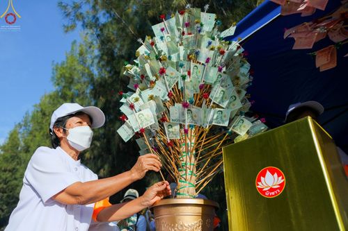 ภาพ No.69295:พิธีจุดประทีปถวายเป็นพุทธบูชา และบูชาธรรมมหาปูชนียาจารย์ ในโครงการธรรมยาตรากตัญญูบูชา มหาปูชนียาจารย์ พระมงคลเทพมุนี(สด จนฺทสโร) พระผู้ปราบมาร ปีที่ 11 ณ อนุสรณ์สถานมหาวิหารพระมงคลเทพมุนี อ.สองพี่น้อง จ.สุพรรณบุรี