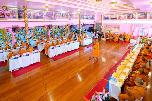 ภาพ No.73680:พิธีเจริญพระพุทธมนต์ ปฏิบัติธรรม มอบทุนการศึกษา ถวายสังฆทาน 106 วัด เพื่อถวายเป็นพุทธบูชา และขับเคลื่อนโครงการหมู่บ้านรักษาศีล 5  โดยคณะสงฆ์จังหวัดนนทบุรี คณะศิษยานุศิษย์วัดพระธรรมกาย โครงการธรรมยาตราฯ ปีที่ 11 ณ วัดตะเคียน อ.บางกรวย จ.นนทบุรี วันที่ 21 