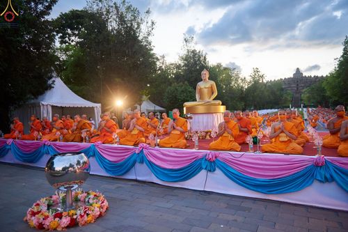 ภาพ No.68212:พิธีจุดประทีปถวายเป็นพุทธบูชา ณ พระมหาเจดีย์บรมพุทโธ ประเทศอินโดนีเซีย วันที่ 17 ธันวาคม พ.ศ. 2565