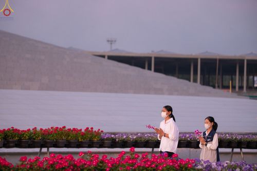 ภาพ No.72829:พิธีฉลองชัยสวดมนต์บทธรรมจักร 5,045,000,114 จบ เนื่องในวันคล้ายวันเกิด ครบรอบ 114 ปี คุณยายมหารัตนอุบาสิกาจันทร์ ขนนกยูง ณ วัดพระธรรมกาย จ.ปทุมธานี วันที่ 19 มกราคม พ.ศ. 2566