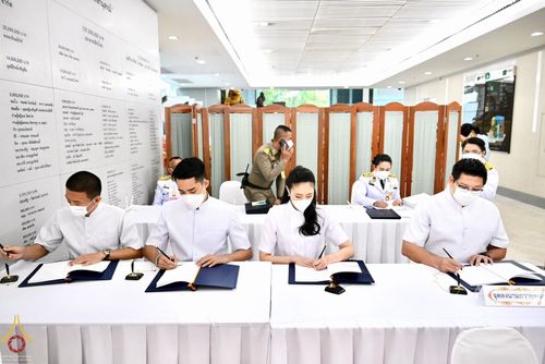 ภาพ No.67582:ผู้แทนคณะศิษยานุศิษย์วัดพระธรรมกาย ลงนามถวายพระพร สมเด็จพระเจ้าลูกเธอ เจ้าฟ้าพัชรกิติยาภา นเรนทิราเทพยวดี กรมหลวงราชสาริณีสิริพัชร มหาวัชรราชธิดา