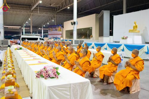 ภาพ No.105381:พิธีถวายภัตตาหารเป็นสังฆทาน แด่คณะพระธรรมยาตราฯ ในโครงการธรรมยาตรากตัญญูบูชา มหาปูชนียาจารย์ พระมงคลเทพมุนี(สด จนฺทสโร) พระผู้ปราบมาร อนุสรณ์สถาน 7 แห่ง ปีที่ 12 วันที่ 2 มกราคม พ.ศ. 2567 ณ สภาธรรมกายสากล วัดพระธรรมกาย