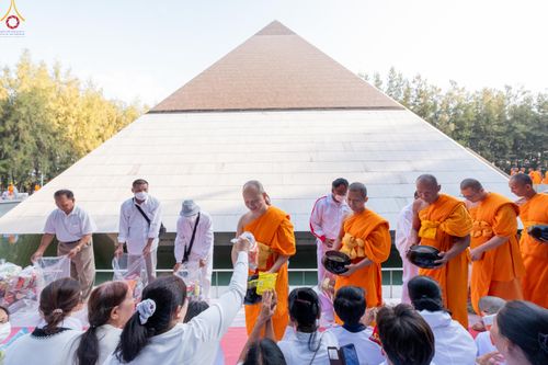 ภาพ No.289437:วันที่ 7 มกราคม พ.ศ. 2569 พิธีตักบาตรพระธรรมยาตรา ณ อนุสรณ์สถานลำดับที่ 1 สถานที่เกิดด้วยรูปกายเนื้อ อนุสรณ์สถานมหาวิหารพระมงคลเทพมุนี (โลตัสแลนด์) อ.สองพี่น้อง จ.สุพรรณบุรี ในโครงการธรรมยาตรา กตัญญูบูชา มหาปูชนียาจารย์ พระมงคลเทพมุนี(สด จนฺทสโร) พระผู้ป