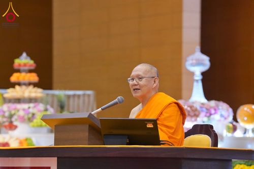 ภาพ No.337950:วันอาทิตย์ต้นเดือน 5 กรกฎาคม พ.ศ.2569 สัมมนาพิเศษ พิธีมอบพระของขวัญ ณ ห้องแก้วสารพัด1 วัดพระธรรมกาย