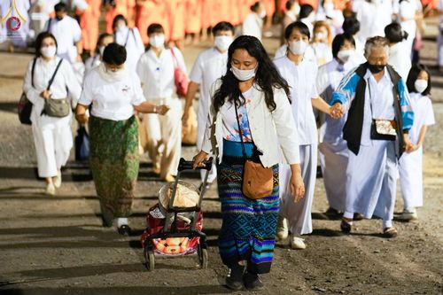 ภาพ No.70490:พิธีตักบาตรพระธรรมยาตราฯ ในโครงการธรรมยาตรากตัญญูบูชา มหาปูชนียาจารย์ พระมงคลเทพมุนี(สด จนฺทสโร) พระผู้ปราบมาร ปีที่ 11 ณ อนุสรณ์สถานลำดับที่ 2 สถานที่ตั้งมโนปณิธานบวชตลอดชีวิต อนุสรณ์สถานคลองบางนางแท่น อ.สามพราน จ.นครปฐม วันที่ 14 มกราคม พ.ศ. 2566