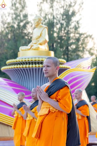 ภาพ No.281681:วันที่ 24 ธันวาคม พ.ศ.2568 พระธรรมยาตรา ปฏิบัติธรรม และถ่ายภาพหมู่ประวัติศาสตร์ ณ ลานหน้ามหาวิหารพระมงคลเทพมุนีฯ วัดพระธรรมกาย