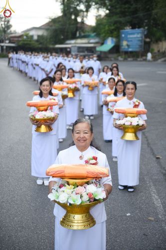 ภาพ No.65503:พิธีเวียนประทักษิณ และขอขมามอบผ้าไตร รุ่นบูชาธรรมมหาปูชนียาจารย์  ปี ๒๕๖๕ ณ วัดพระพุทธบาทราชวรมหาวิหาร  อ.พระพุทธบาท จ.สระบุรี วันเสาร์ที่ ๒๐ พฤศจิกายน พ.ศ. ๒๕๖๕