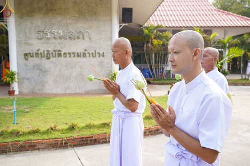 ภาพ No.65415:พิธีขอขมาผู้ปกครอง โดยนาคธรรมทายาท ในโครงการอุปสมบทบูชาธรรม มหาปูชนียาจารย์ประจำปี 2565 วันที่ 19 พฤศจิกายน พ.ศ. 2565 ณ ศูนย์ปฏิบัติธรรมลำปาง